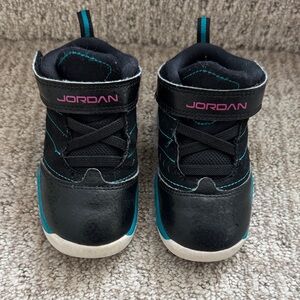 Jordan 1’s mid height teal, pink and black size 5